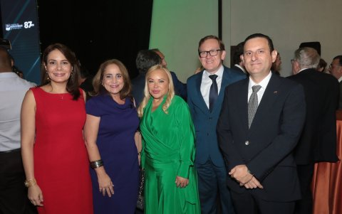 Vianna Maino, Aránzazu de Gomendirrutia, Nery Merejildo, Erwin Ronquillo y Víctor Jurado.