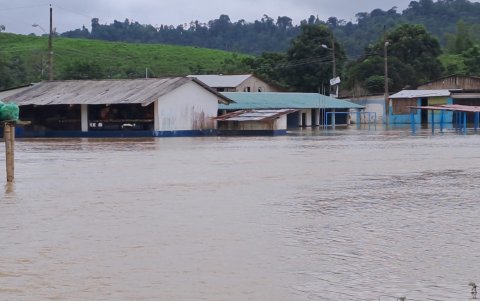 Escuela San Gregorio se encuentra inundada.