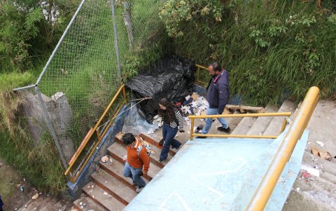 Las escalinatas que conectan la calle Los Ríos con la  Valparaíso es tomada por los habitantes de calle.