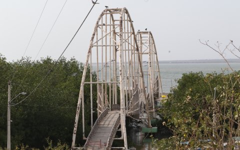 El puente de Bellavista ha dejado de ser una opción para quienes buscan pasar con grandes pesos.