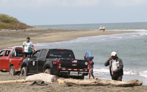 Conductores de camionetas hacen fletes, especialmente a quienes llevan grandes cargas y no pueden cruzar por el puente que los lleva a otras comunas o a la misma Bellavista.