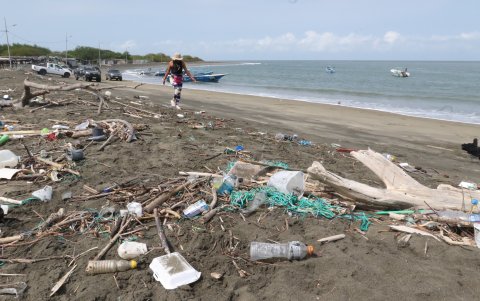 Desechos. Los comuneros señalan que realizan limpieza en la playa, donde aparece todo tipo de desechos, que regresan en la misma proporción, al siguiente día.