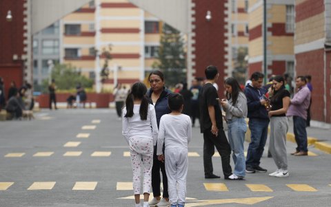 Personas permanecen fuera de sus hogares después de escuchar la alerta sísmica hoy, en la Ciudad de México (México).