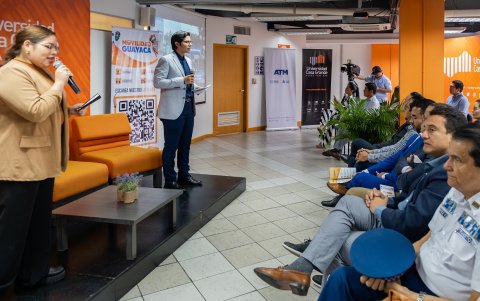 Autoridades. Funcionarios de la ATM escucharon la información proporcionada por los estudiantes Carla Sánchez y Víctor Muñoz.