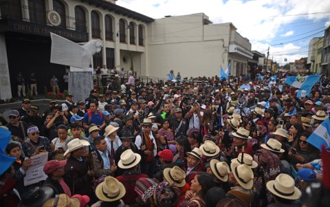 Cientos de personas representantes de sociedad civil, políticos de distintos partidos y líderes indígenas participan en una marcha, en Ciudad de Guatemala.