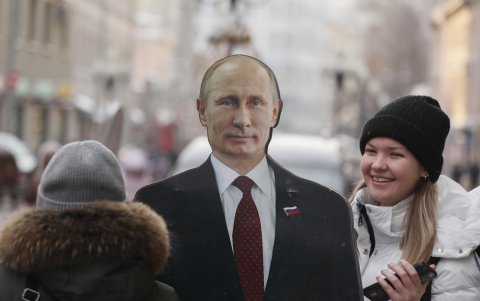 Moscow (Russian Federation), 07/12/2023.-
Una mujer posa con un recorte de cartón del presidente ruso Vladimir Putin en una calle del centro de Moscú (Rusia), 07 de diciembre de 2023.