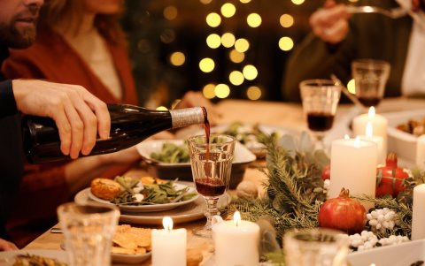 Consumir alcohol en exceso es perjudicial para la piel.