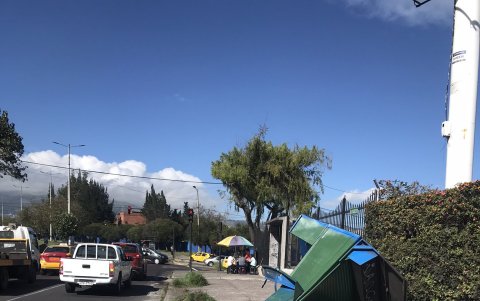 Accidente. En la av. Diego Vásquez quedó el kiosko arruinado.