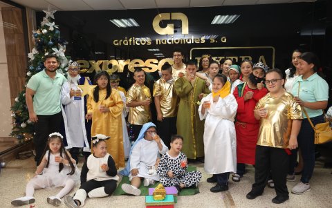 Una veintena de niños personificó la historia del nacimiento de Jesús.