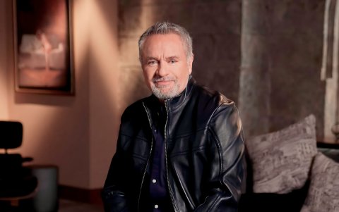 Dice creer en Dios y en el diablo.