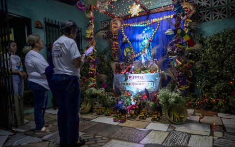 Los creyentes católicos colocan altares con réplicas de la virgen dentro de sus casas y reparten golosinas u otros regalos a los que cantan canciones alusivas a la Inmaculada Concepción de María.