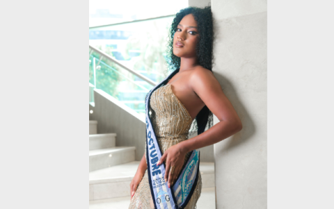 Inició su camino en los reinados con la banda de Estrella de Octubre, su meta es la corona de Miss Ecuador.