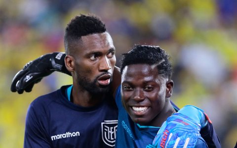 Los porteros, Alexander Domínguez (izq) y Moisés Ramírez (der) comparten el La Tri