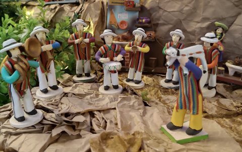 Las familias combinan los personajes bíblicos con detalles representativos de la cultura local.