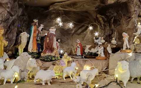 La tradicional escena de José, María y los Reyes Magos es el punto central de los pesebres.
