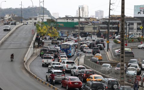 Embotellamientos. La avenida Carlos Luis Plaza Dañín en su intersección con la San Jorge registra atascos en horas pico, de lunes a sábado.