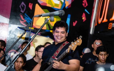 Abel Granizo, conocido como AbelBass, ha formado parte de varios proyectos en la ciudad. También toca la guitarra y canta.