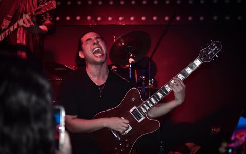 Andrés como guitarrista ha tocado con bandas y artistas de diferentes géneros como punk rock, metal, jazz, rockabilly e incluso rap.