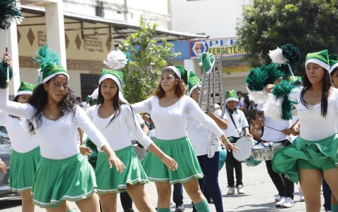 Acto. Utilizaron colores alusivos a la festividad, acompañados del gorro navideño. Se alistan para un desfile.