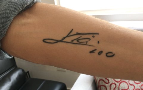 Mondaini muestra el autógrafo que Messi le hizo en una camiseta de Argentina y que posteriormente se lo tatuó en el brazo izuqierdo