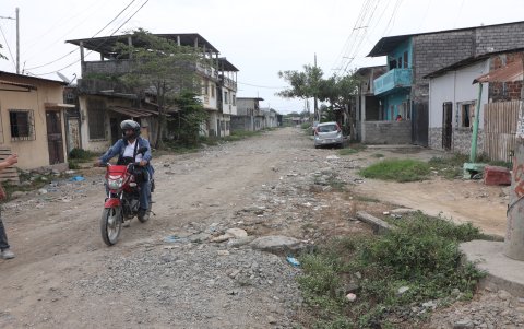 Basura. La calle que divide a las manzanas 27 y 28 de la cooperativa Gregorio 2 fue rellenada por vecinos con escombros de construcciones.