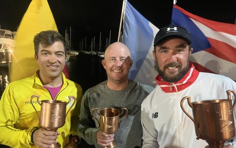 Martinetti (i) con el trofeo del segundo lugar mundial, en Miami.