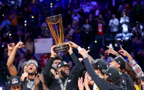 LeBron James sigue acumulando títulos. En la foto en uno de sus último.