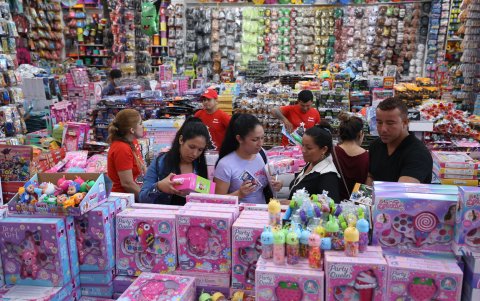 Pelucas y Postizos. En este local las fundaciones, iglesias y deportistas compran juguetes por docenas.