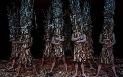 Tejidos. Movimientos al compás de la música junto a una escenografía  adornado con material cultural y autóctono quichua. 