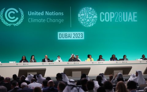 El presidente de la COP28, sultan Ahmed Al Jaber (C), asiste a una sesión de la Conferencia de las Naciones Unidas sobre el Cambio Climático (COP28) de 2023, en Dubai, el 11 de diciembre de 2023.