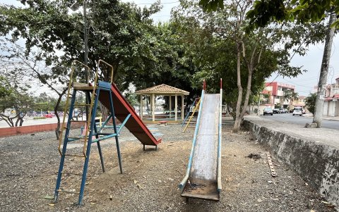 Inadecuado. Las latas de los equipos infantiles, en Sauces IX, han provocado reacciones en la piel. Los padres esperan que los juegos se modernicen y ayuden al desarrollo motor de los más pequeños.