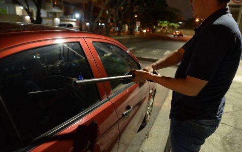 Carros. Los delincuentes rompen los vidrios de los vehículos mientras los carros están parqueados.