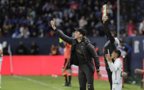 El DT Luis Zubeldía destacó el papel que cumplieron los albos.