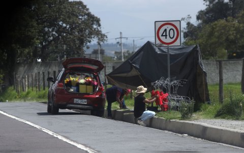 Variedad. Se acerca la Navidad y las personas ya empiezan a utilizar diferentes espacios para ofertar los artículos navideños, además de rosas y otros productos que reactivan la economía.