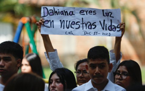 Familiares y amigos asisten hoy al velorio de Michelle Dayana González, una menor de 14 años que fue asesinada y descuartizada en un centro automotor, en Cali (Colombia).