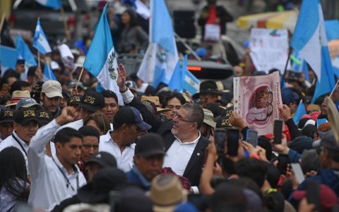El presidente electo Bernardo Arévalo de León (c), encabeza una marcha junto a simpatizantes y dirigentes políticos e indígenas este 7 de diciembre de 2023, en Ciudad de Guatemala (Guatemala).