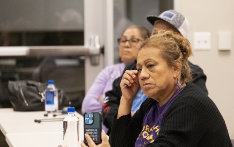 Consuelo Ramírez, activista comunitaria y fundadora de Trabajadoras del Hogar sin Fronteras, participa durante un foro sobre leyes migratorias el 29 de noviembre de 2023, en Houston.