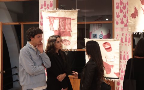 “No siempre tengo el control, a veces hay que dejar que la pieza encuentre su camino”, afirma la artista, cuyo trabajo es admirado por el público en el Centro Cultural Benjamín Carrión (Bellavista).