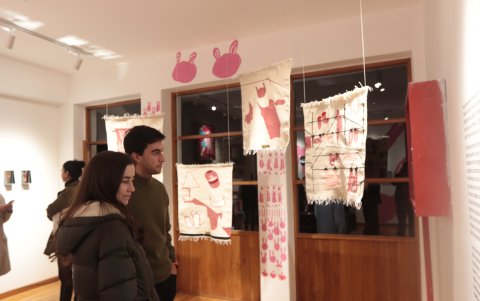 Los elementos que destacan en esta exposición han cobijado la memoria familiar de Paula.