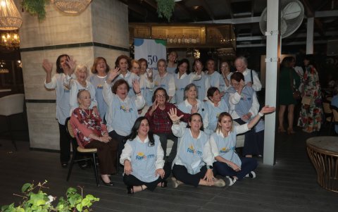 El evento contó con la presencia de Marcia Gilbert de Babra, presidenta del consejo ejecutivo de Fasinarm, quien ofreció el brindis.