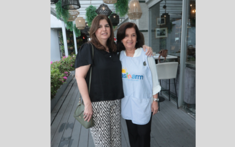 Denisse de Becerra y Aminta Menéndez.