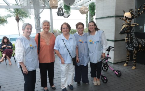 La presidenta, Margarita de Ortega, acompañada de Ángela María de Morla, María Teresa de Romoleroux, Rosalía de Cordovez y Ana María Ortega.