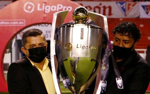Al ser parte de los jugadores históricos de Liga de Quito, el Mago Salas fue elegido para ingresar a la cancha con el trofeo de la LigaPro en las finales de 2020.