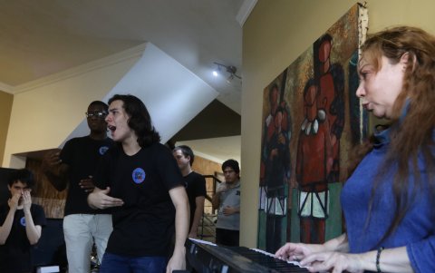 Ensayo. La maestra Elisa Andrade (derecha) dando clases a Aspy Band.