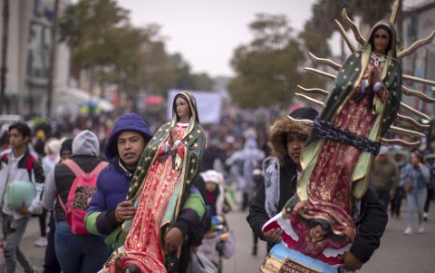 Los fieles católicos llegan a la Basílica de Guadalupe, en el 492 aniversario de la aparición de la Virgen de Guadalupe, en Ciudad de México (México).