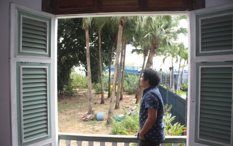 Proyecto.  En la imagen, el terreno que colinda con las viviendas y galerías, y mira al río. La propuesta apunta a que en él haya una especie de bosque y senderos.