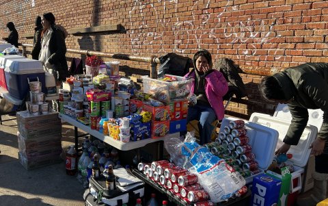 Vendedores ambulantes disponen sus mesas para vender sus productos en las afueras de un albergue, el 12 de diciembre de 2023, en la ciudad de Chicago, Illinois (EE.UU.).