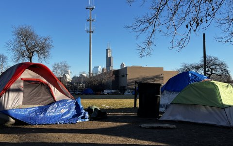 Tiendas de campañas improvisadas como viviendas, puestas en las afueras de la estación de policía del Distrito 12, el 12 de diciembre de 2023, en la ciudad de Chicago, Illinois (EE.UU.).