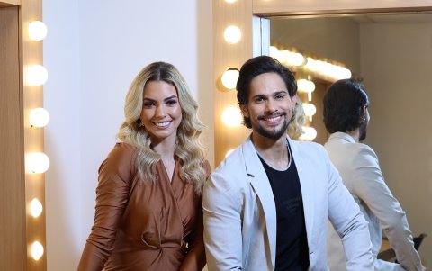 Carolina y Ariel, lejos de sus personajes, durante la sesión de fotos con EXPRESIONES.