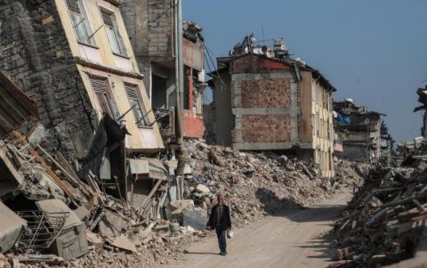 Un hombre pasa junto a edificios derrumbados tras los fuertes terremotos en Hatay, Turquía, el 23 de febrero de 2023.